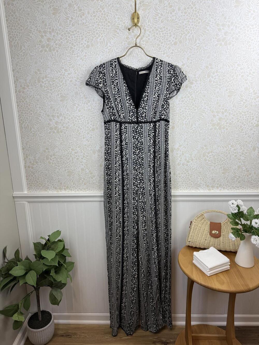 alice + olivia Black and White Patterned V-Neck Lightweight Jumpsuit - Size - 6